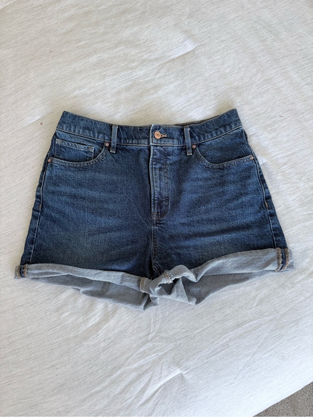 Express High Waisted Dark Wash Rolled Hem 2.5” Inseam Mom Jean Shorts 10